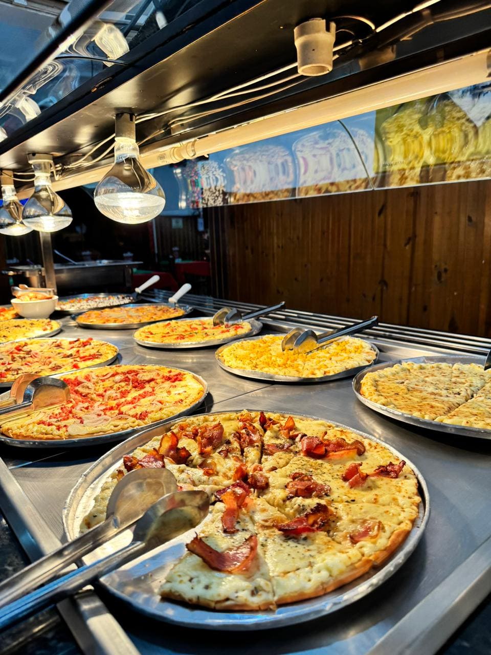 Rodízio - pizza saindo do forno